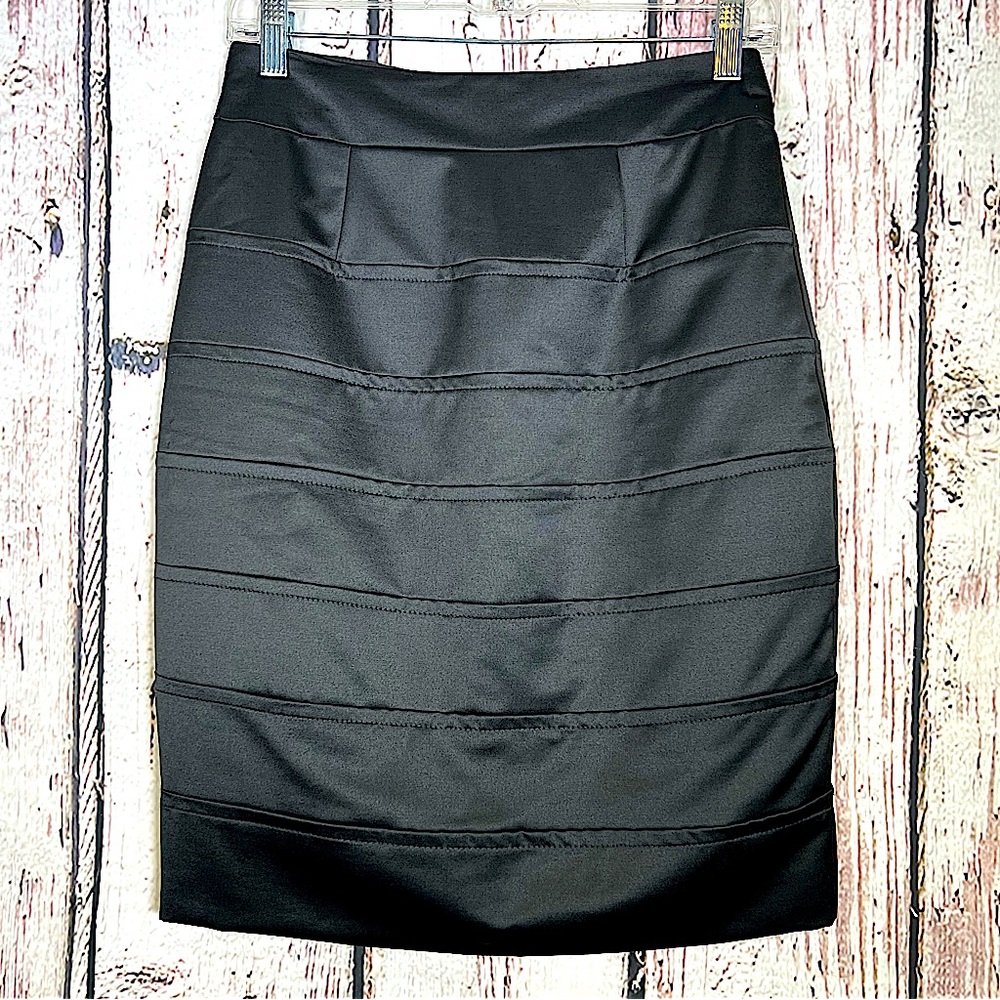 TRINA TURK Tulip Tiered Satin Lined Pencil Skirt Black USA Made Size 6